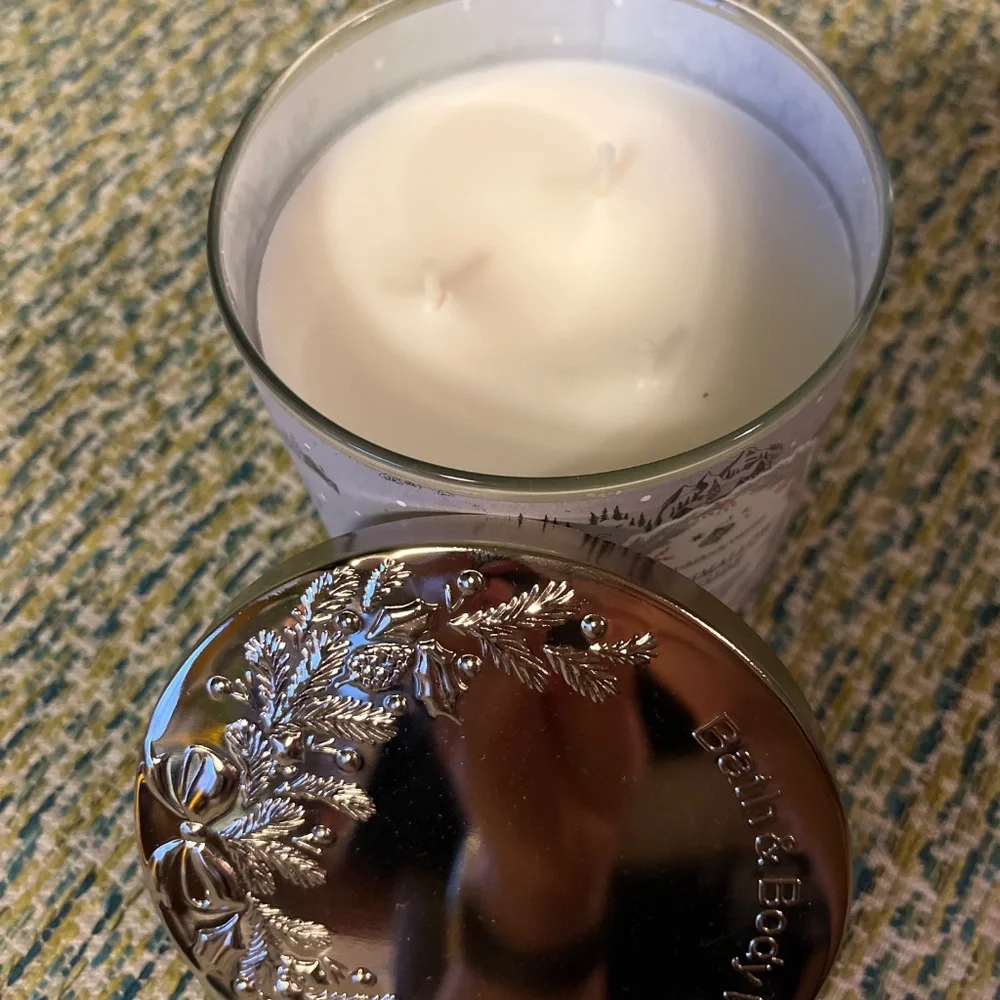 Marshmallow fireside bath and body works coconut 3 wick candle - Picture 2 of 2